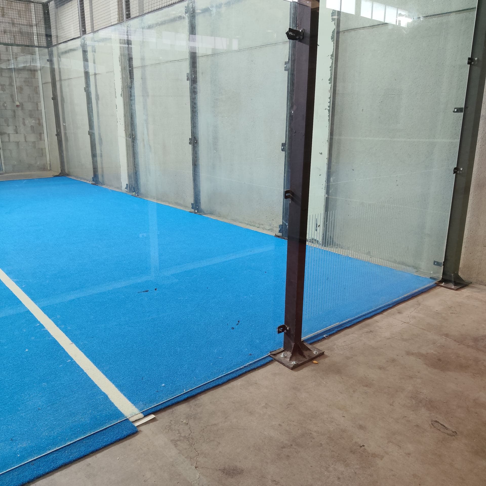 Pista de pádel de césped azul