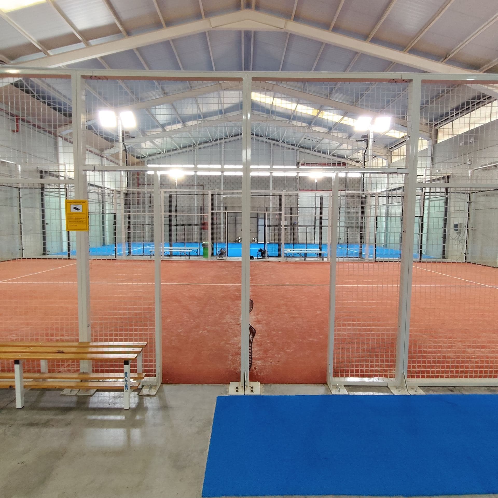 Pista de pádel de tierra batida en Octopus Sport Center